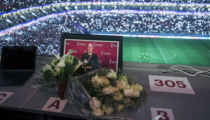 Mondiali Qatar 2022: morto addetto alla sicurezza, l'autopsia su Grant Wahl rivela la causa del malore fatale