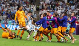 Argentina, maxi rissa ed esultanza sfrenata contro l’Olanda: la Fifa apre un’indagine