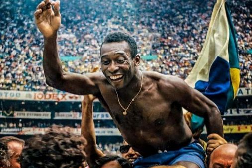 Addio Pelè, da Ronaldo il Fenomeno a Platini l’omaggio dei grandi del calcio