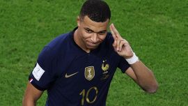 Mondiali: Mbappè meglio di Pelè e Messi: i record, lo sponsor e la patente