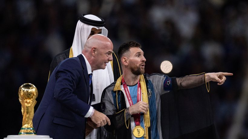 Messi con la tunica nera alla premiazione: significato e polemiche