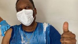 Pelè: tutta la famiglia al suo capezzale, omaggio del Santos sulle magliette