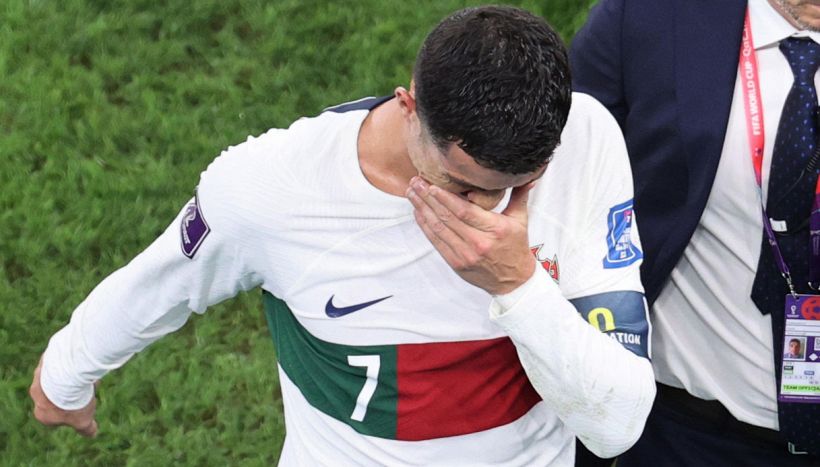 Cristiano Ronaldo rimane in silenzio dopo che il rivale Leo Messi ha guidato l'Argentina alla Coppa del Mondo