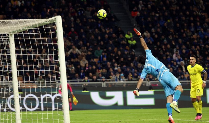 Buffon Superman a San Siro ma che vergogna i cori dei tifosi, polemica sul web