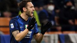 Supercoppa, Calhanoglu nella bufera, i milanisti: Il karma torna, lo scudetto no