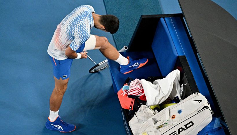 Australian Open, brivido Djokovic: l'infortunio e la polemica con la tv