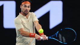 Australian Open, Fabio Fognini in campo con la mano destra fasciata e martoriata