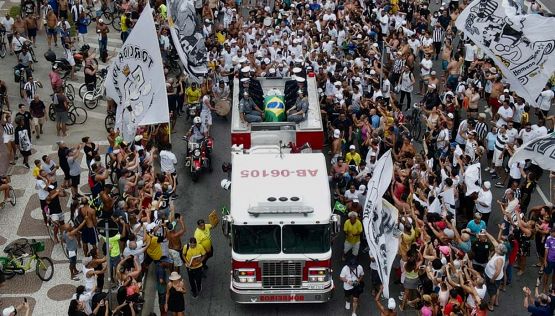 Funerali Pelé: l'omaggio al campione, il trasferimento sul camion dei pompieri, il corteo imponente