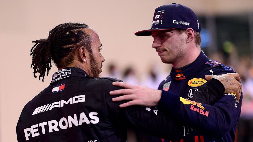 Verstappen: "Con Hamilton ci scontriamo sempre, non so perché"