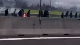 Follia sull’A1: scontri e feriti tra tifosi Roma e Napoli ad Arezzo