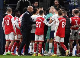 Il portiere dell’Arsenal Ramsdale aggredito in campo da ultrà Tottenham: indignazione in Premier