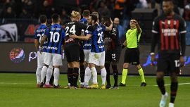 Milan travolto, Supercoppa all'Inter: festa nerazzurra con due polemiche