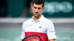 Australian Open, Djokovic ancora nervoso e il padre inneggia Putin
