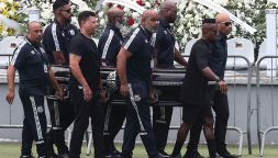 Pelé, la veglia funebre e l'omaggio dei tifosi del Santos e del calcio: Edinho porta la bara