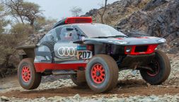 Dakar 2023, paura per Carlos Sainz! Auto si ribalta sulle dune, lo portano via in elicottero: colpo di scena