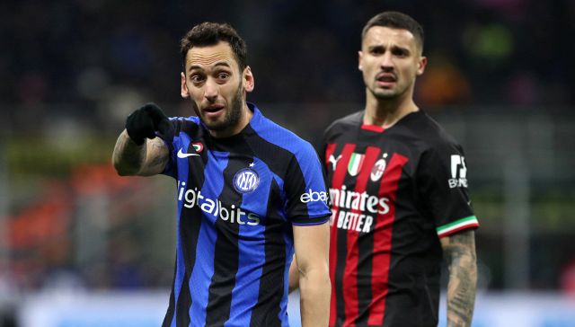 Inter-Milan: la curva lo insulta, Calhanoglu zittisce i tifosi con un gesto eloquente