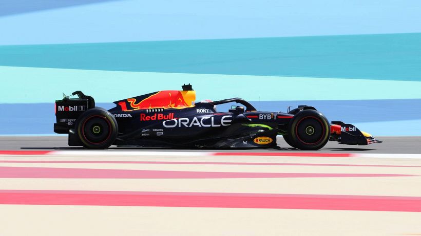 F1, al via i test in Bahrain: la Red Bull di Verstappen precede Sainz su Ferrari