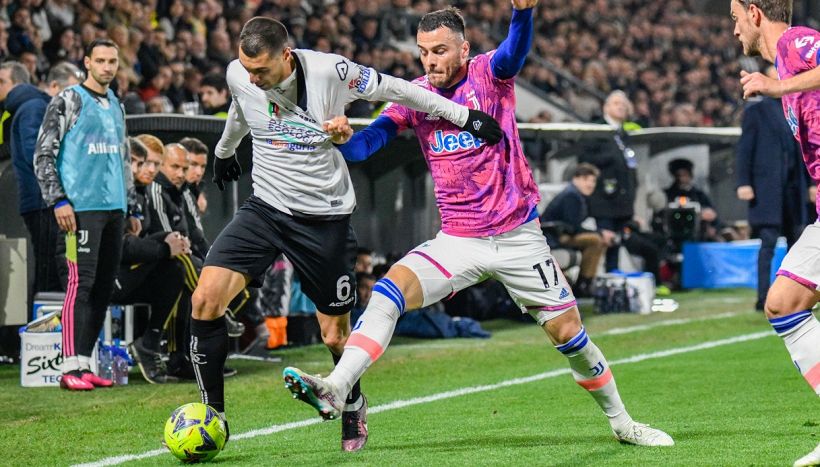 Juve-Spezia, cori razzisti su Kostic e pipì su inservienti: indignazione sul web