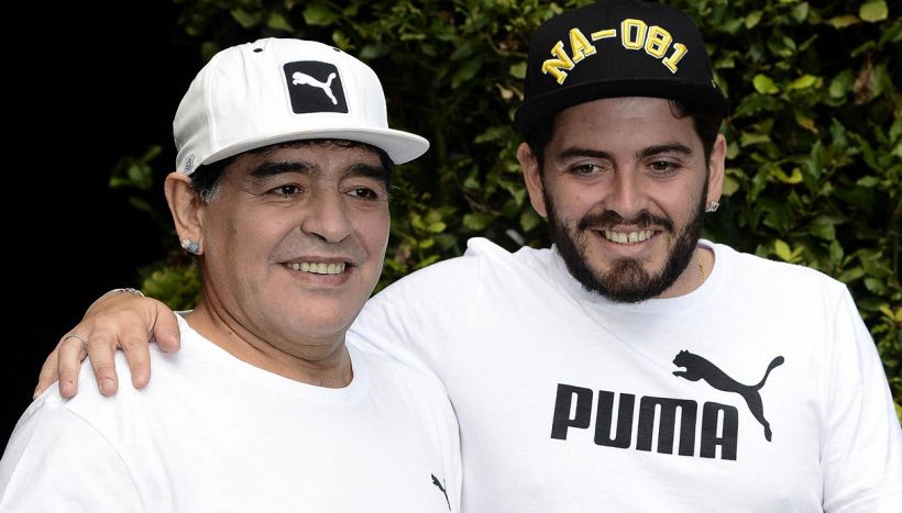 Vergognosi cori contro Diego Armando Maradona, l'indignazione del figlio: "Gente che fa ribrezzo"