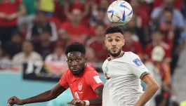 Guerra Israele, al Bayern esplode il caso Mazraoui: chiesta l'espulsione dalla Bundesliga