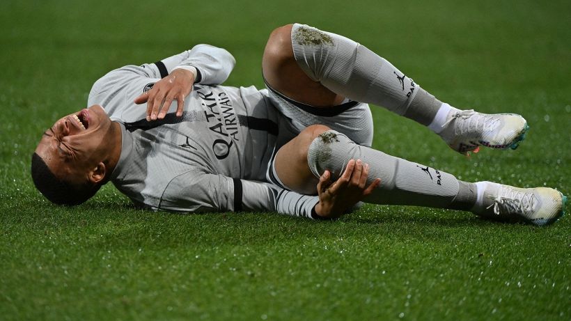 Mbappé sbaglia due rigori e si infortuna