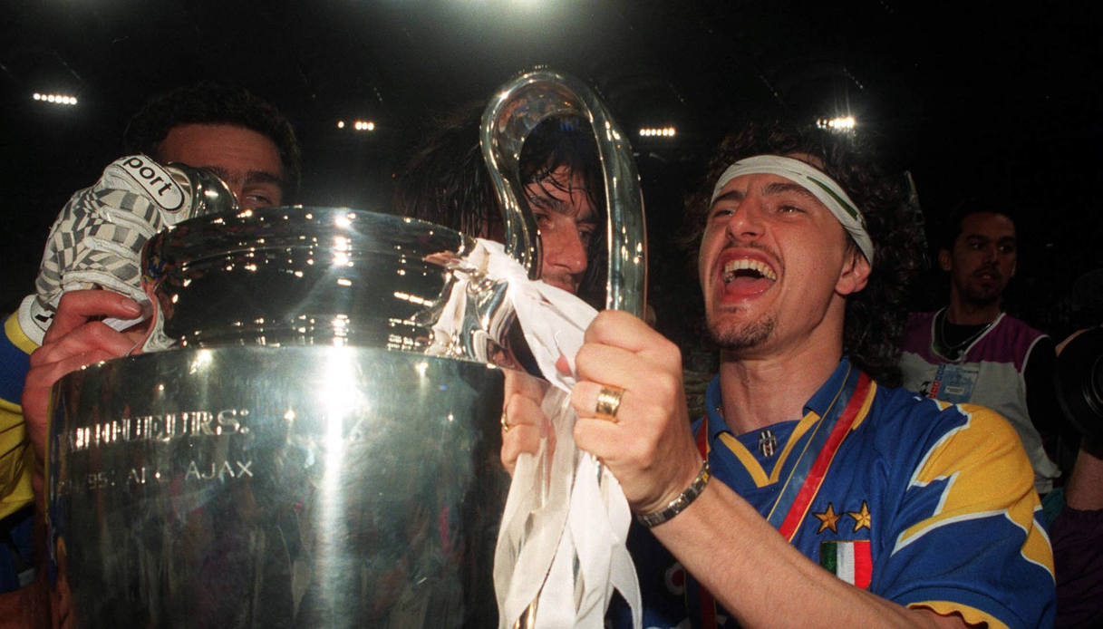 Michele Padovano alza la coppa della Champions League con la Juventus