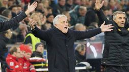 Roma, furia Mourinho: "Svantaggiati dal cambio dell'arbitro". Dybala va ko