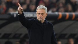 Roma in silenzio ma furente, tifosi con Mourinho: pañolada allo stadio