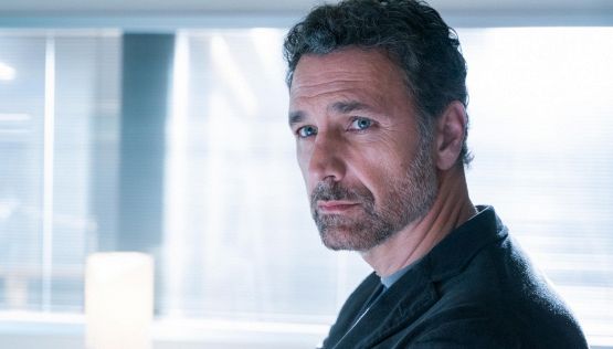 Raoul Bova torna con la fiction "Buongiorno, mamma!": ex campione di nuoto, Madonna, i 4 figli e l'impegno civile