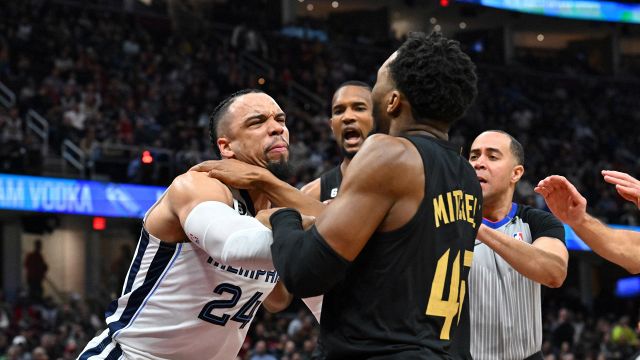 NBA, rissa tra Mitchell e Brooks: "Fa sempre così"