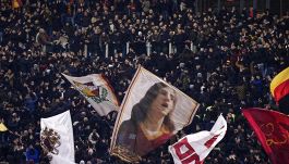 Roma, i Fedayn tornano all’Olimpico dopo lo sgarbo dello striscione: è bufera