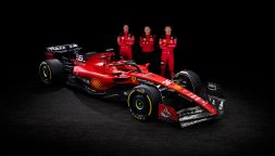 F1, via i veli alla nuova Ferrari SF-23: livrea, forme e le novità della monoposto