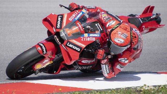 MotoGP, Bagnaia sfida il tabù del numero 1: "Non lo vedo come un peso"