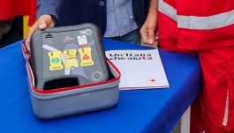 Il padre ha un malore sugli spalti, l'arbitro Luca Martelli sospende la partita e lo salva grazie a defibrillatore