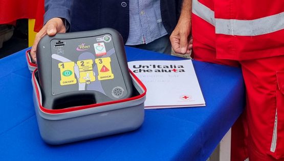 Il padre ha un malore sugli spalti, l'arbitro Luca Martelli sospende la partita e lo salva grazie a defibrillatore