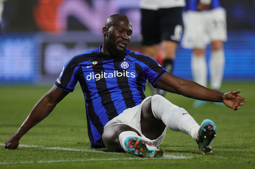 Inter, giallo sul rigore sbagliato da Lautaro: il gesto di Lukaku scatena il web