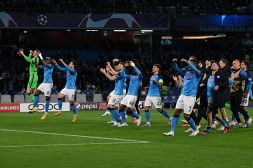 Champions: Napoli ai quarti, i tifosi celebrano il traguardo storico con una dedica al veleno