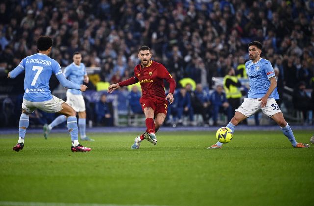 La Roma perde il derby e i tifosi trovano i colpevoli: bufera web su Ibanez e Mourinho
