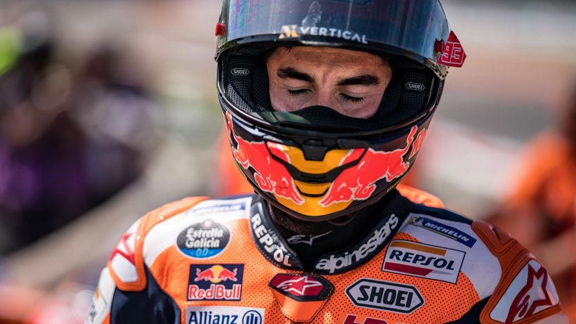 MotoGp, disastro Marc Marquez: viene punito e si rompe una mano