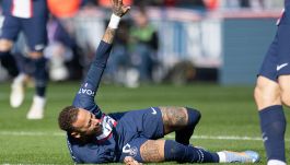 Neymar operato alla caviglia: il calvario del campione brasiliano del PSG, ko contro il Lilla