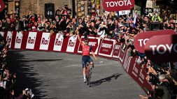 Thomas Pidcock vince la Strade Bianche