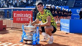 Carlos Alcaraz, bis a Barcellona. Tsitsipas finisce ko