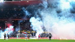 Sampdoria, clamorosa protesta dei tifosi: fumogeni e partita sospesa. Le foto