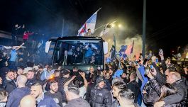 Napoli, la festa è già iniziata: delirio a Capodichino. LE FOTO