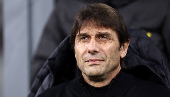 Tottenham, duro attacco della proprietà verso Mourinho e Conte: parole al vetriolo