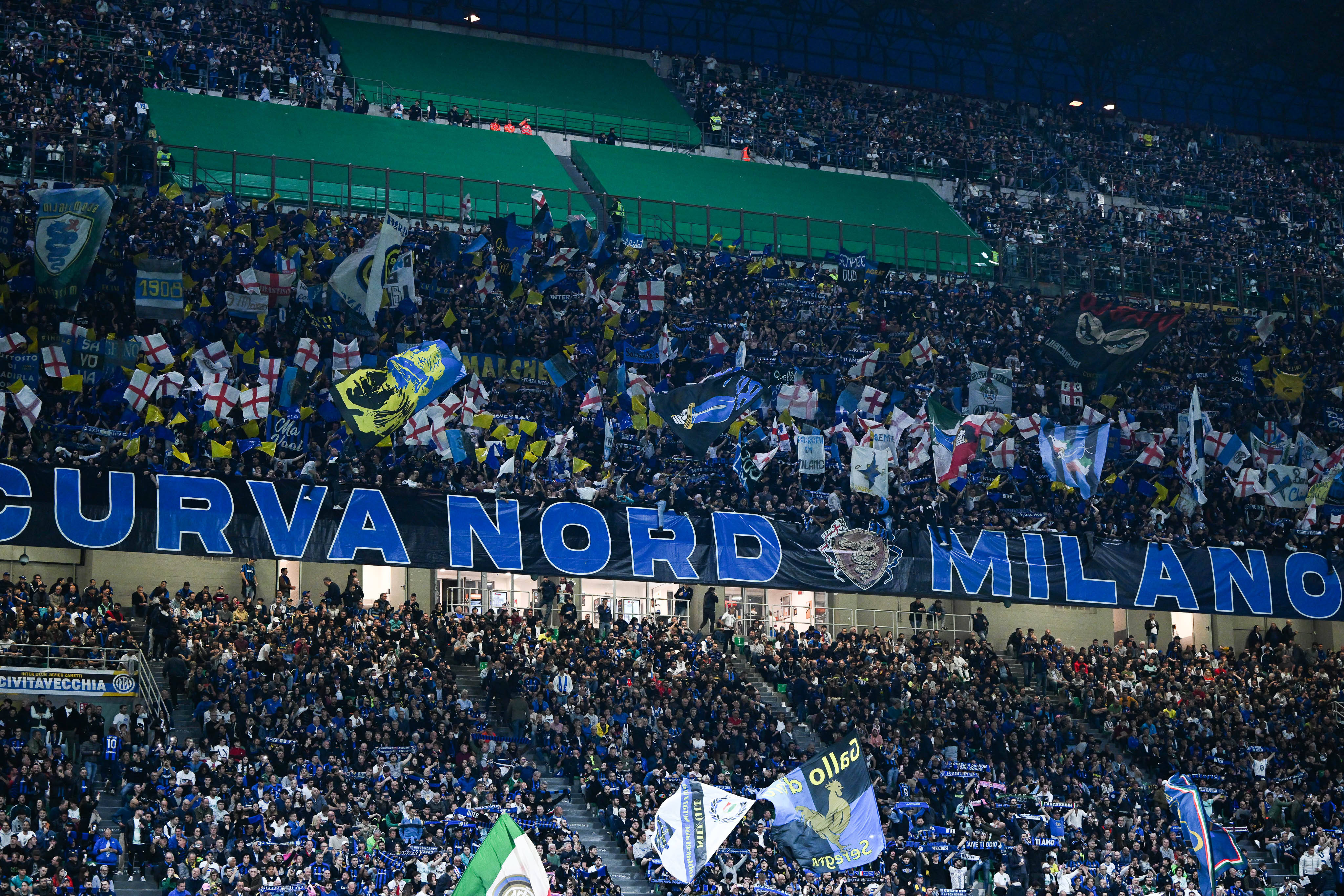 Inter, lo striscione degli ultras a San Siro scatena la polemica