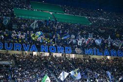 Inter, lo striscione degli ultras a San Siro scatena la polemica sui social