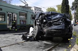 Incidente in auto per Ciro Immobile: le immagini dopo lo scontro con il tram