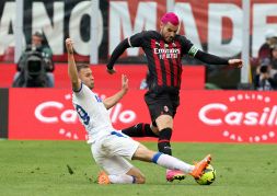 Milan-Lecce, i tifosi esaltano Leao ma prendono di mira l'arbitro: bufera social