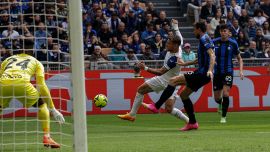 Inter, la tripletta fa esplodere Napoli. Ma i tifosi si scagliano contro Acerbi e Correa